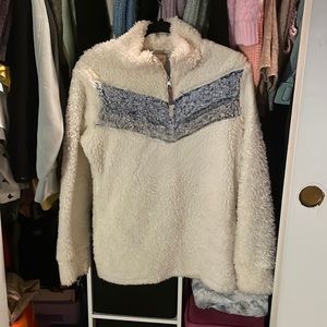 Weatherproof Vintage cozy pullover. White with blue detail. Size small. POCKETS!